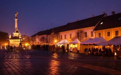 TRNAVA PONÚKA UNIKÁTNY VIANOČNÝ ZÁŽITOK: NECHAJTE SA OČARIŤ ŽIVÝM ADVENTNÝM KALENDÁROM