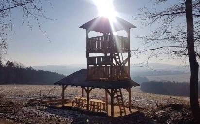 Na rozhľadni Kamenná Hora Bardejov pribudli náučné tabule a ohnisko