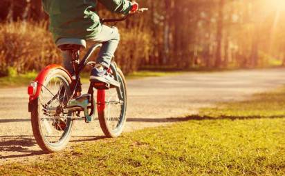 Nebojte sa svojho školáka pustiť na bicykel. Naučte ho hravo pravidlá cestnej premávky.