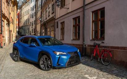 Lexus UX je v Japonsku hitom