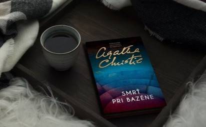 Hercule Poirot a záhadný prípad vraždy pri bazéne