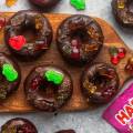 Pečené donuty s polevou ozdobené cukríkmi Favourite Mix