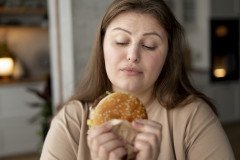 person-with-eating-disorder-trying-eat-fast-food