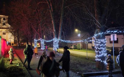 ADVENTNÉ TRHY ODŠTARTUJÚ FOLKLÓROM V ŠPAČINCIACH, KONCERTOM VO VODERADOCH